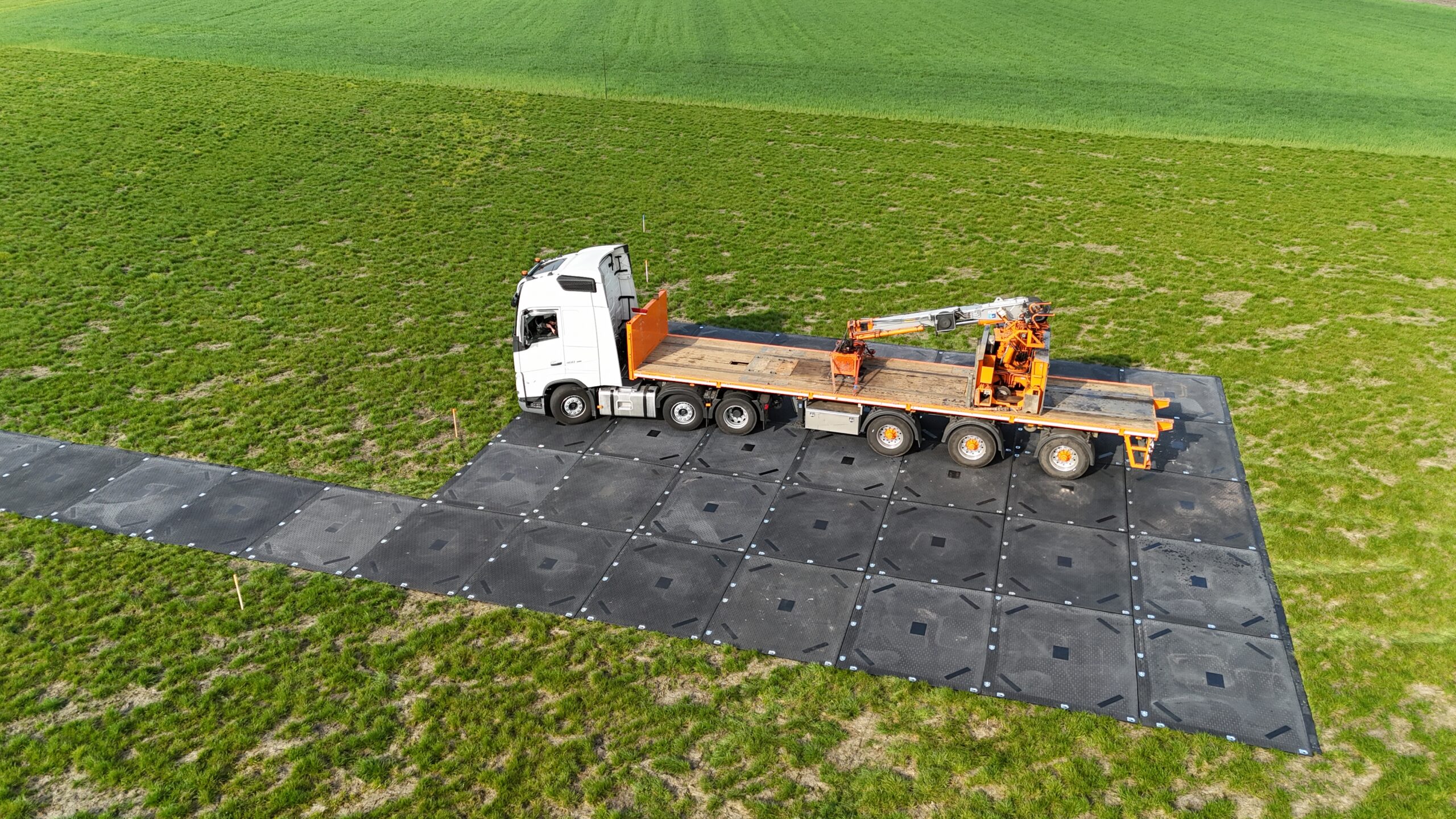 Isotrack H-Serie Bodenschutzplatten aus Kunststoff – Luftaufnahme einer Baustraße